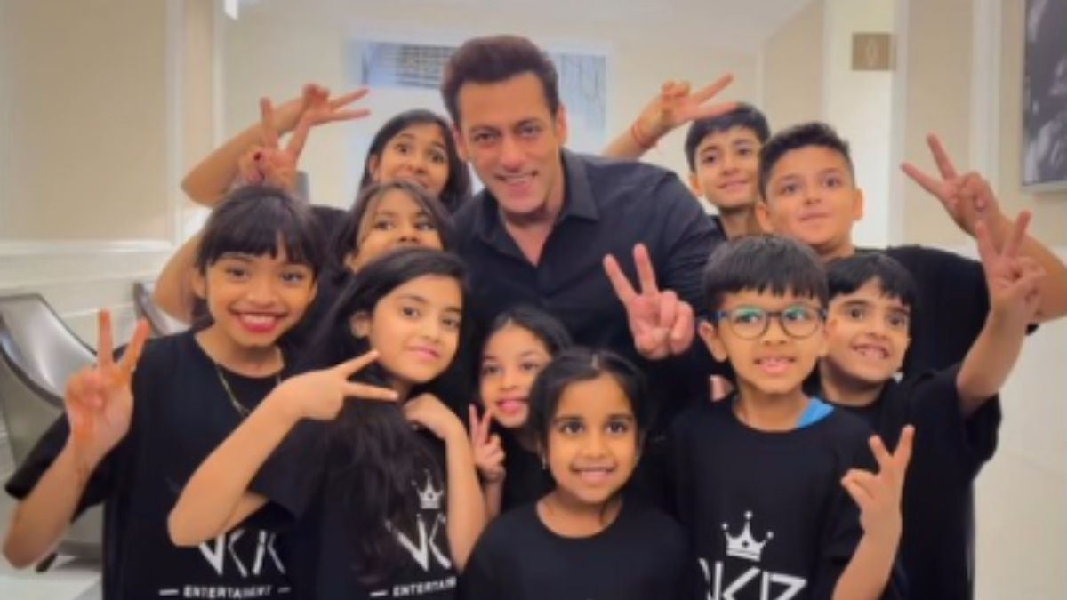 salman-khan-gets-warm-welcome-in-dubai-from-chotu-motu-ahead-of-eid-party-see-pic
